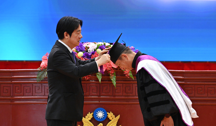 President Lai, Ching-te confers degrees upon the graduates.