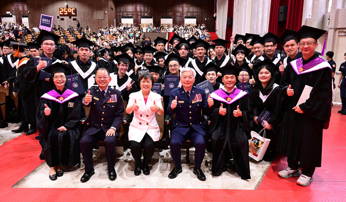Minister of the Interior Liu, Shyh-fang poses for a group photo with the graduates.